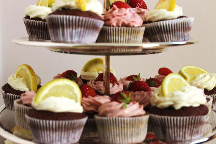 Mohn, Schoko-Schoko Cupcakes mit Erdbeer- und Zitronentopping05