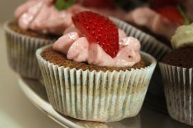 Mohn, Schoko-Schoko Cupcakes mit Erdbeer- und Zitronentopping03