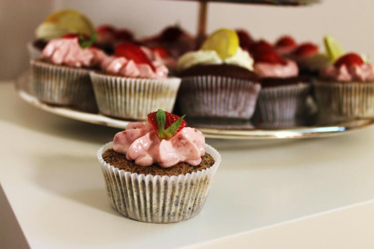 Mohn, Schoko-Schoko Cupcakes mit Erdbeer- und Zitronentopping06